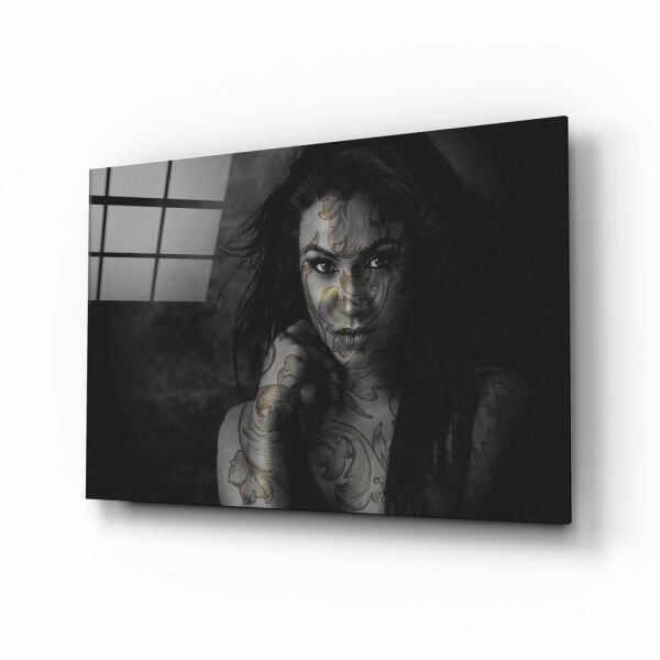 Dövmeli Kadın Cam Tablo