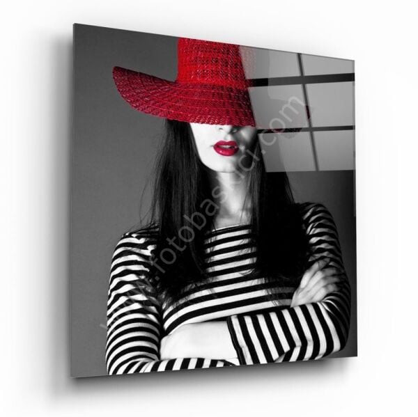Kırmızı Şapkalı ve Kırmızı Rujlu Kadın Cam Tablo