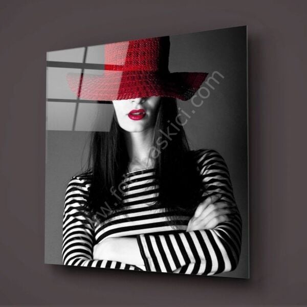 Kırmızı Şapkalı ve Kırmızı Rujlu Kadın Cam Tablo