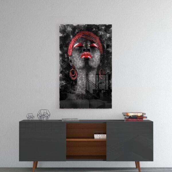 Kadın ve Kırmızı Cam Tablo