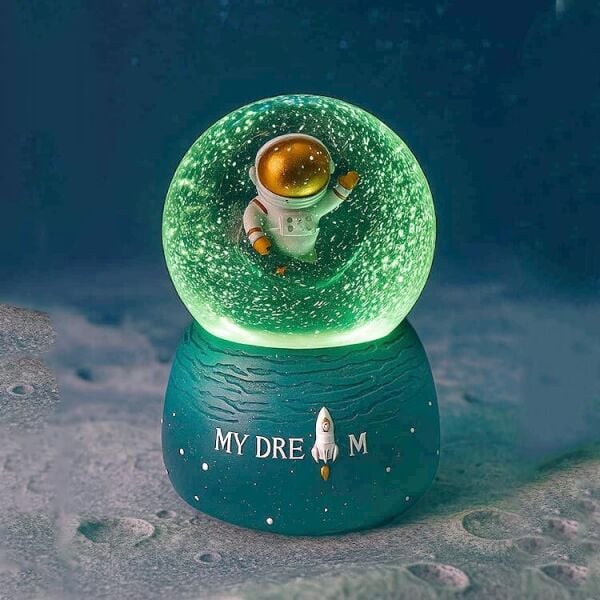 Müzikli ve Hareketli Astronotlu Kar Küresi 10x16 cm