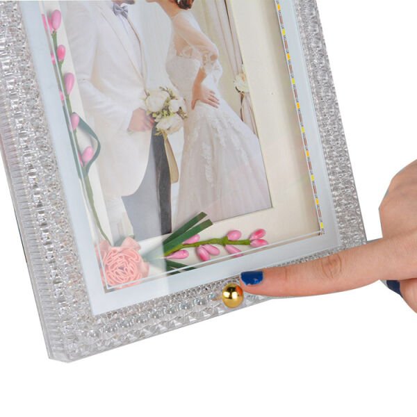 Ledli Pembe Çiçekli Fotoğraf Çerçevesi 18x23 cm