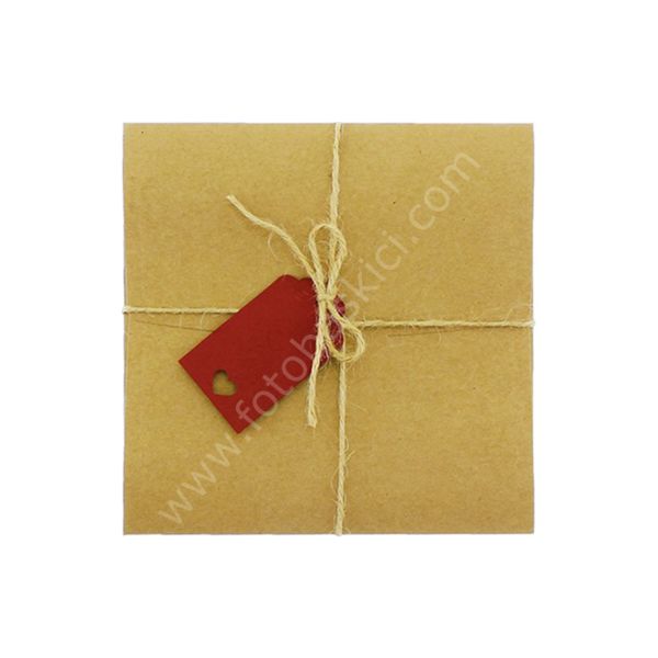 Kırmızı Etiketli ve İpli Kraft Zarf 15x15 cm